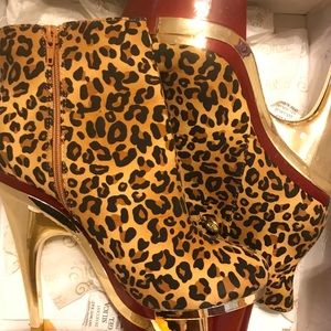 Ankle Leopard pumps